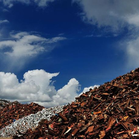 Reciclados Solucar montones de metal reciclado